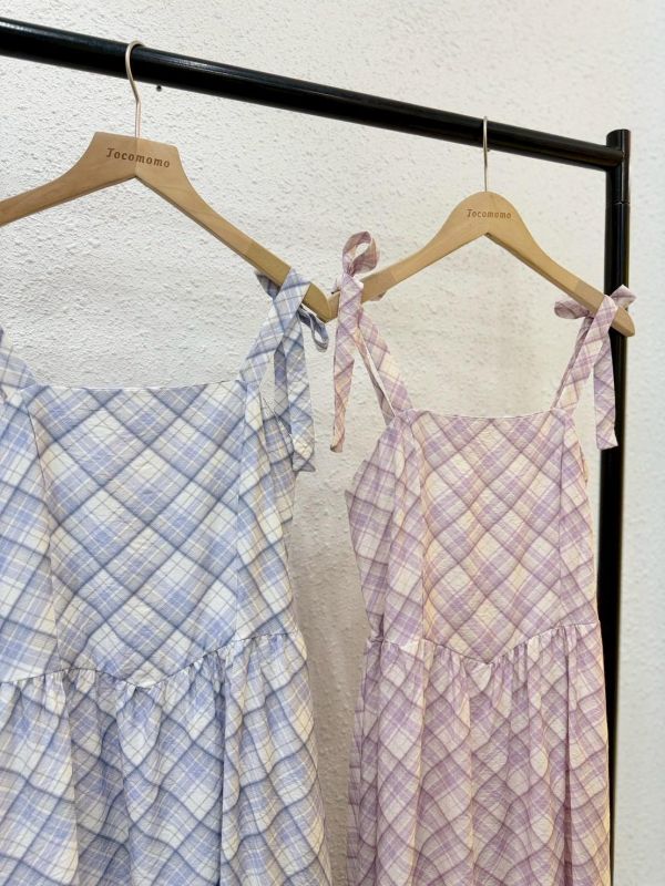 綁帶方格壓紋洋裝 