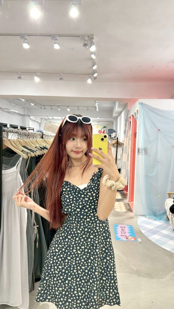 少女碎花短洋裝 