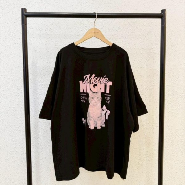 少女蝴蝶結小貓大踢 