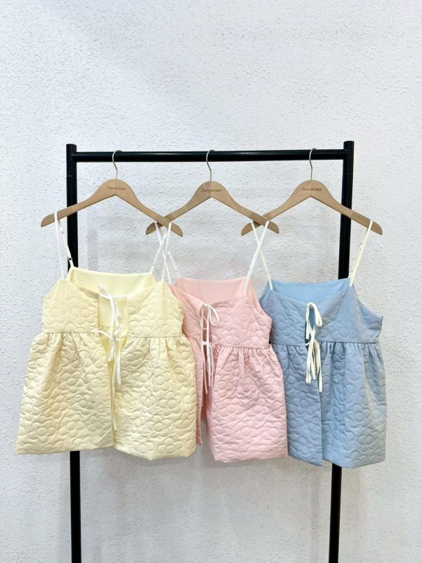 細肩壓紋花花罩衫 