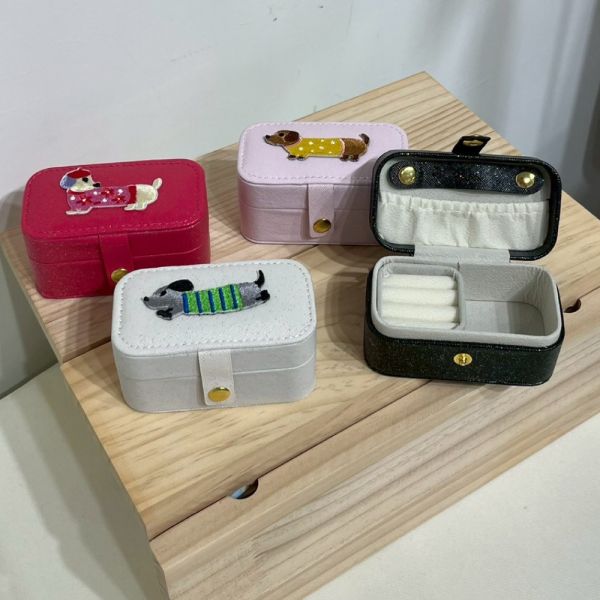 刺繡臘腸狗飾品包 