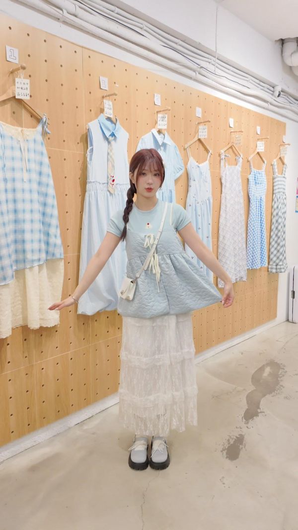 細肩壓紋花花罩衫 