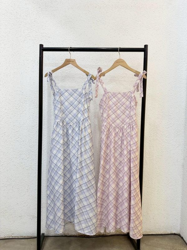 綁帶方格壓紋洋裝 