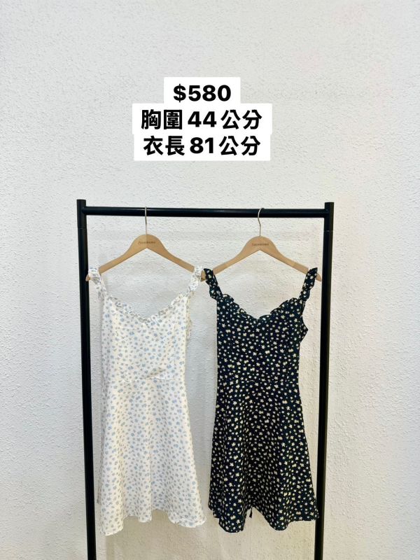 少女碎花短洋裝 