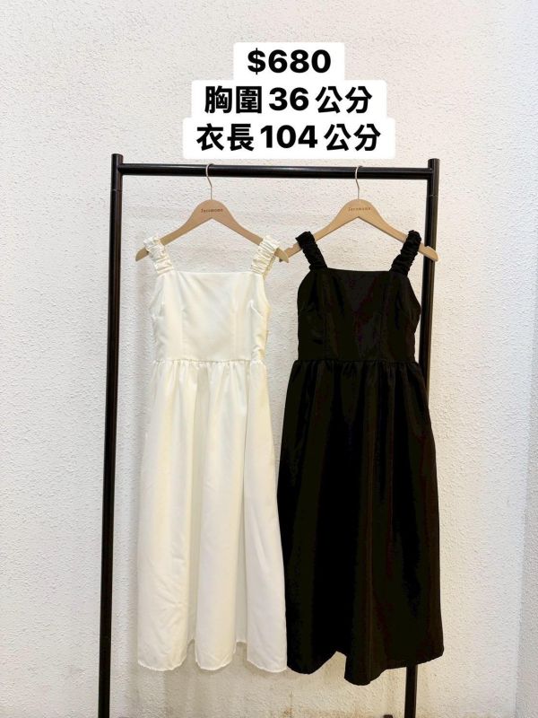 簡約皺皺肩帶洋裝 