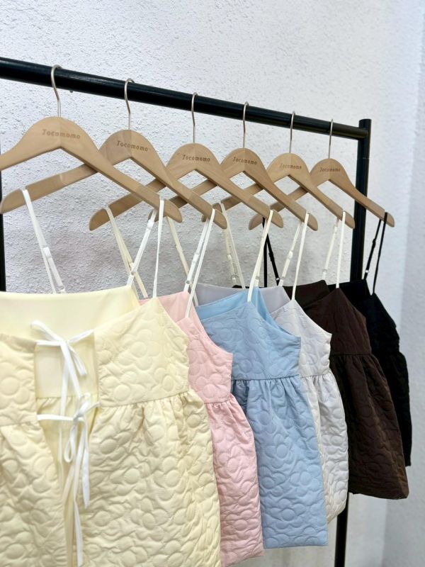 細肩壓紋花花罩衫 