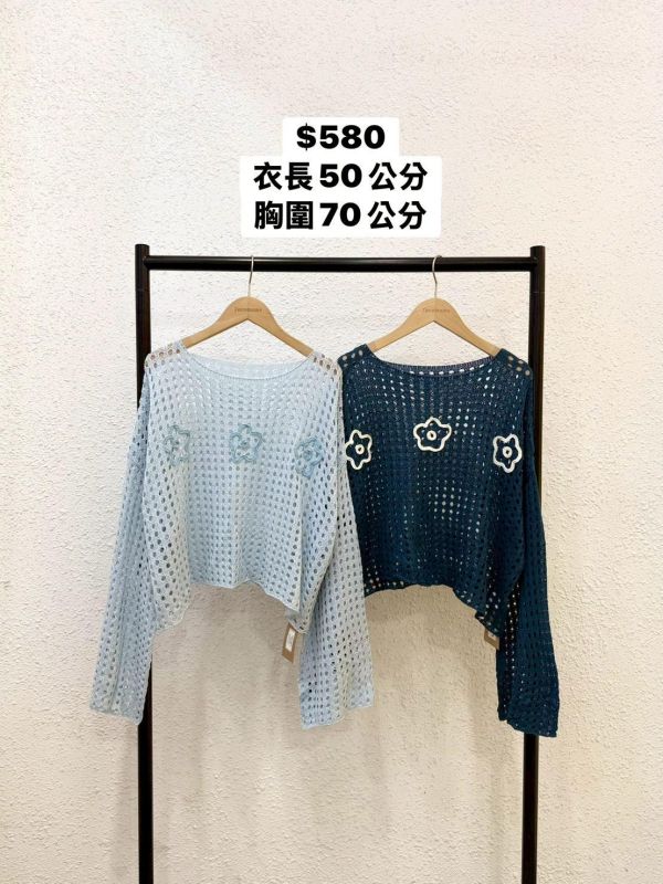 小花洞洞針織上衣 