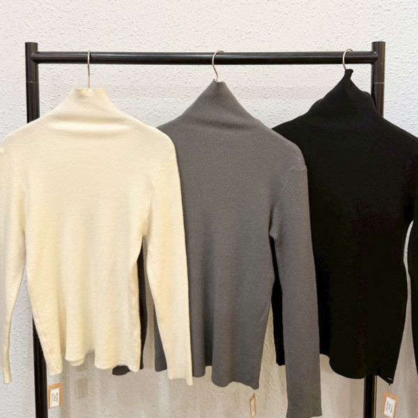 高領素面長袖上衣 