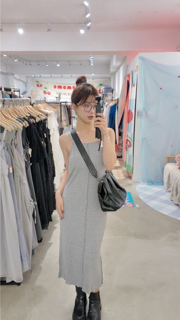 細肩中線素面洋裝 