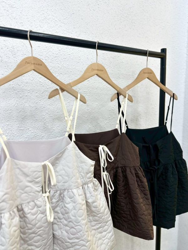 細肩壓紋花花罩衫 