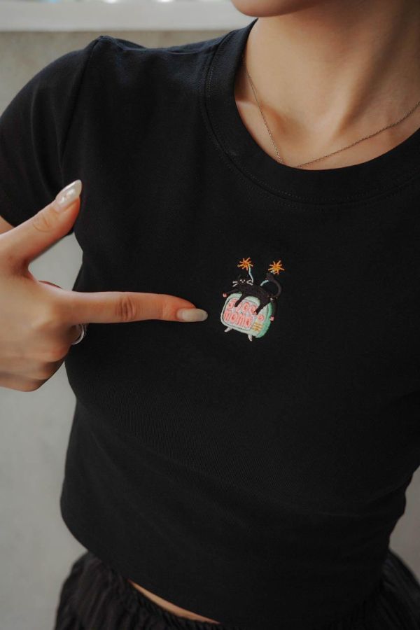自訂款-黑貓電視刺繡圓領上衣 (MIT) 