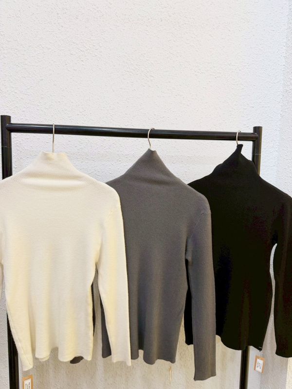 高領素面長袖上衣 