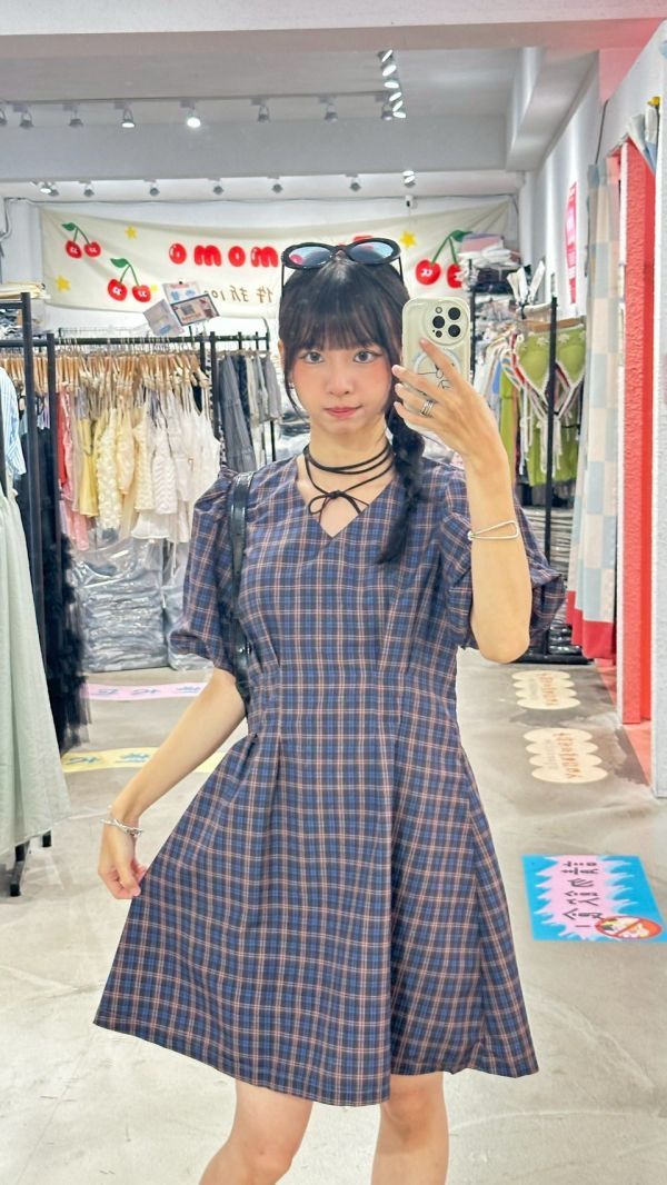 澎澎袖格紋短洋裝 