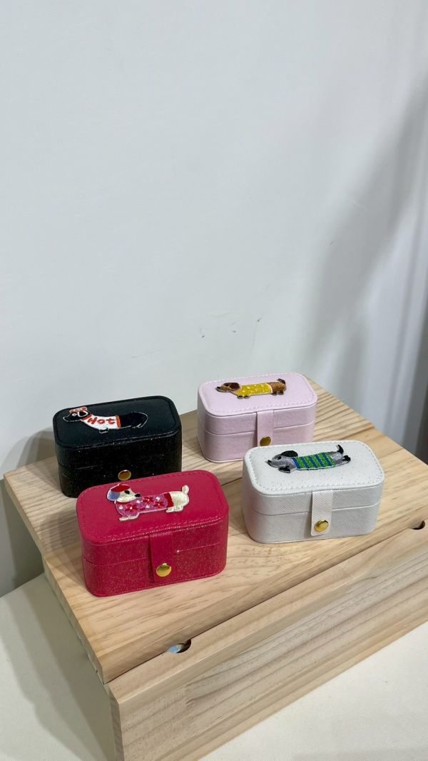 刺繡臘腸狗飾品包 