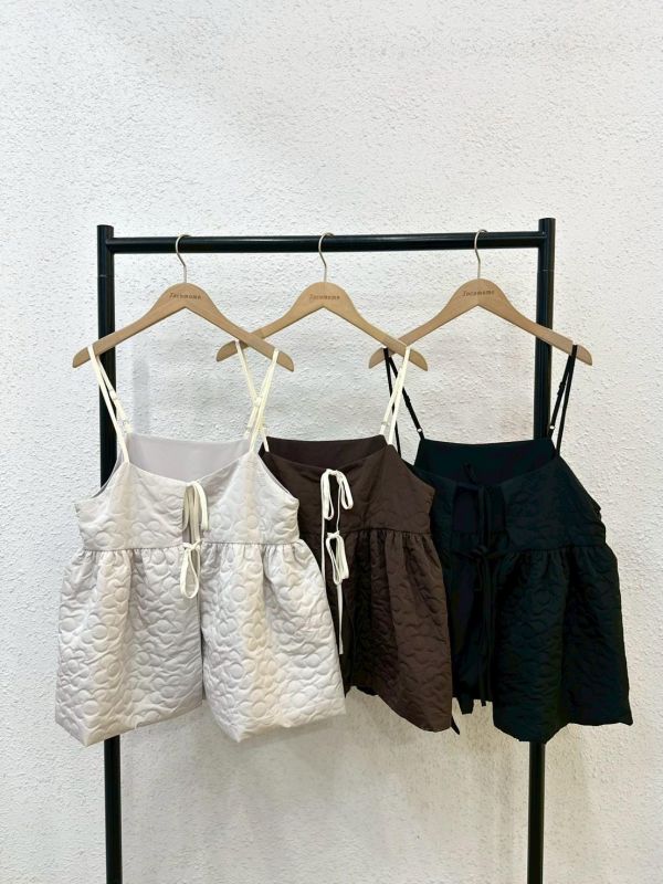 細肩壓紋花花罩衫 