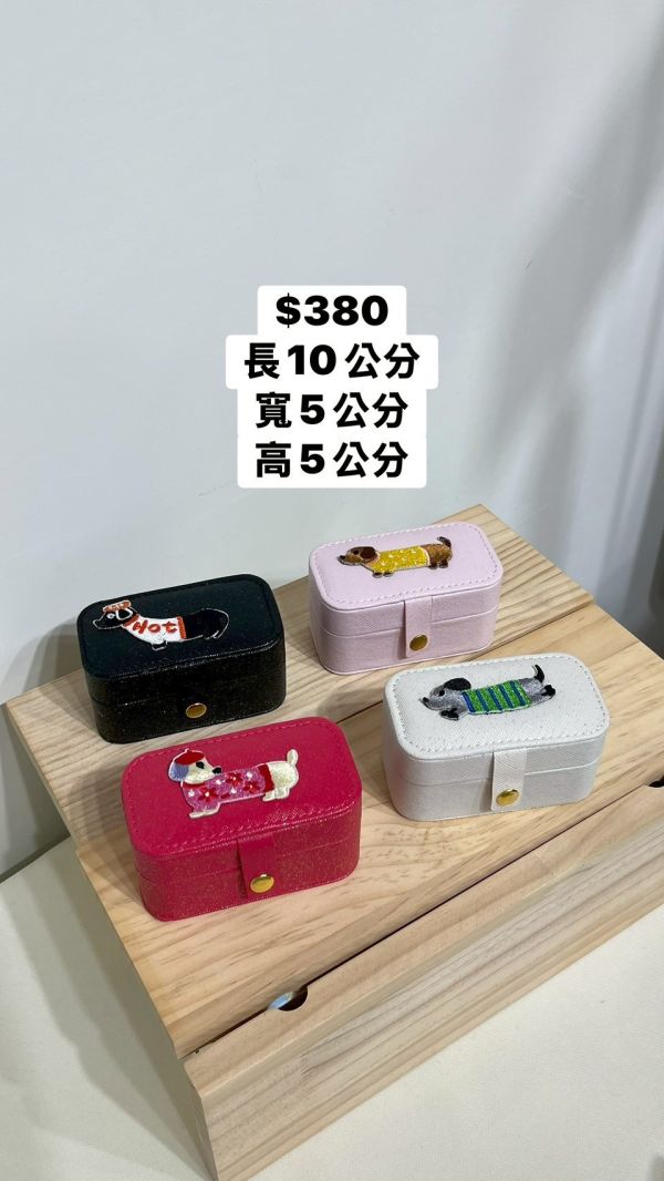 刺繡臘腸狗飾品包 