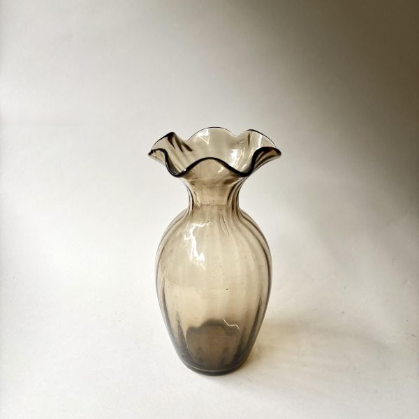 棕色波浪摺邊玻璃花瓶 