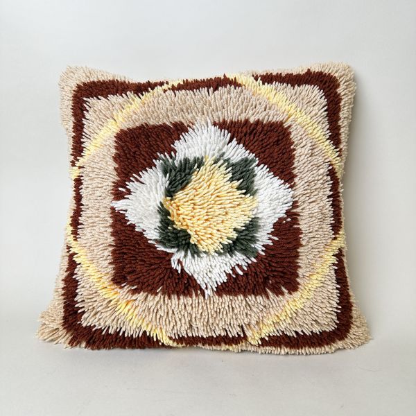 毛線繡幾何圖樣抱枕 