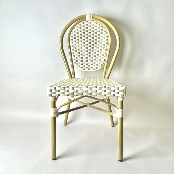 C 棕色藤製戶外椅 