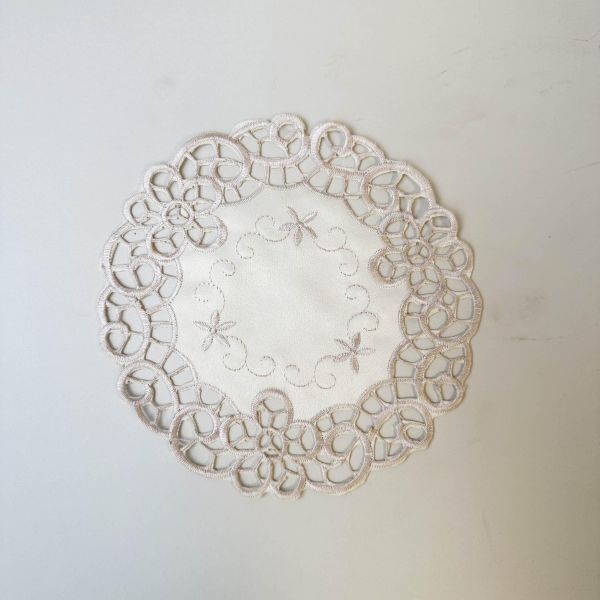圓形簍空雕花桌墊 