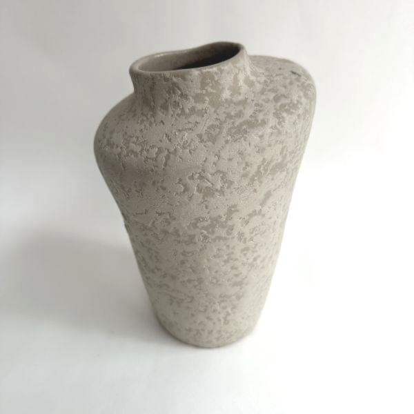 斑駁米白陶花器 