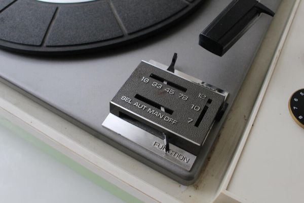 1960s RCA塑膠手提式黑膠機 