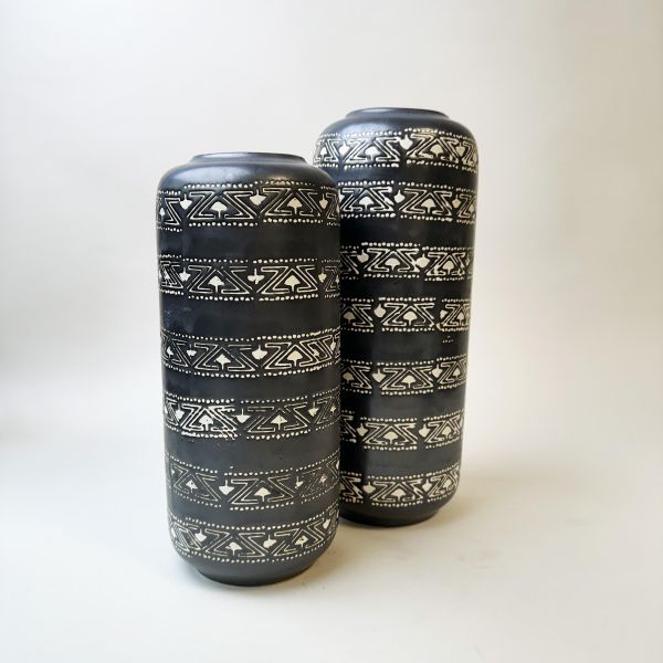 黑色花紋花瓶 