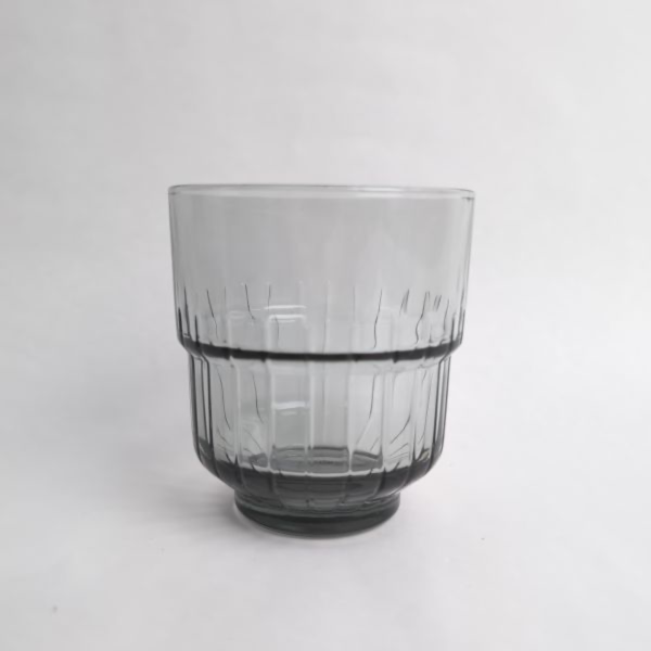 灰色玻璃水杯 