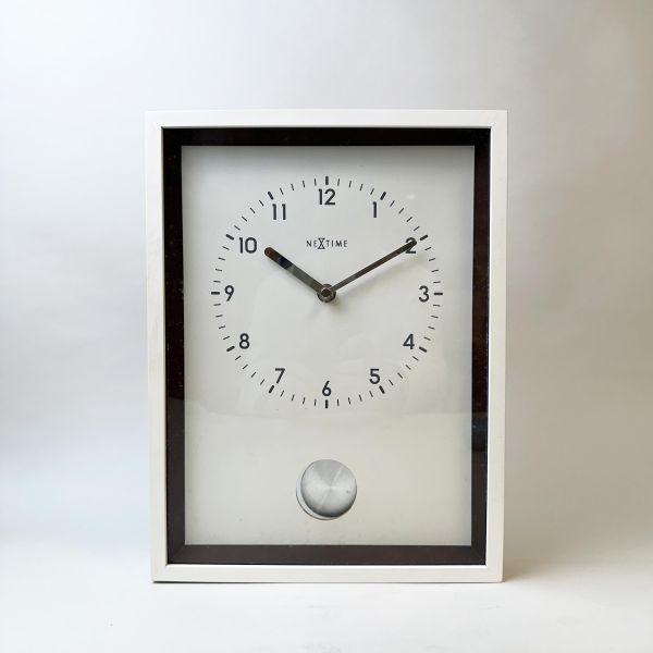 白色簡約掛鐘 