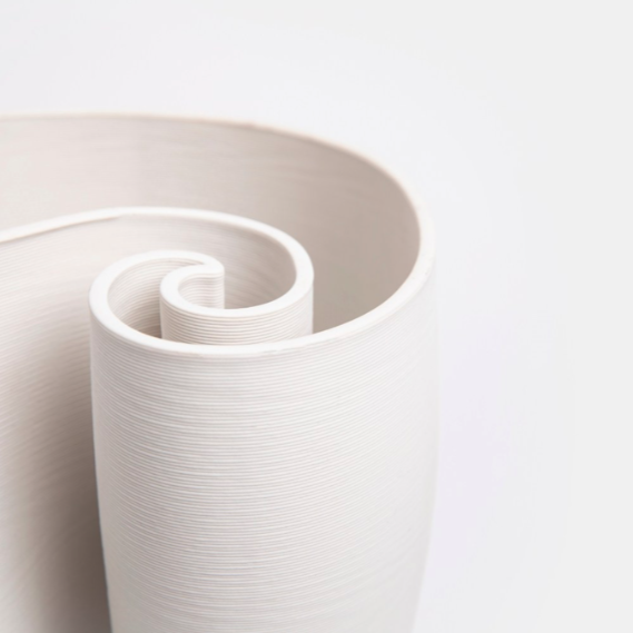 旋轉霧白雕塑感陶瓷花器 