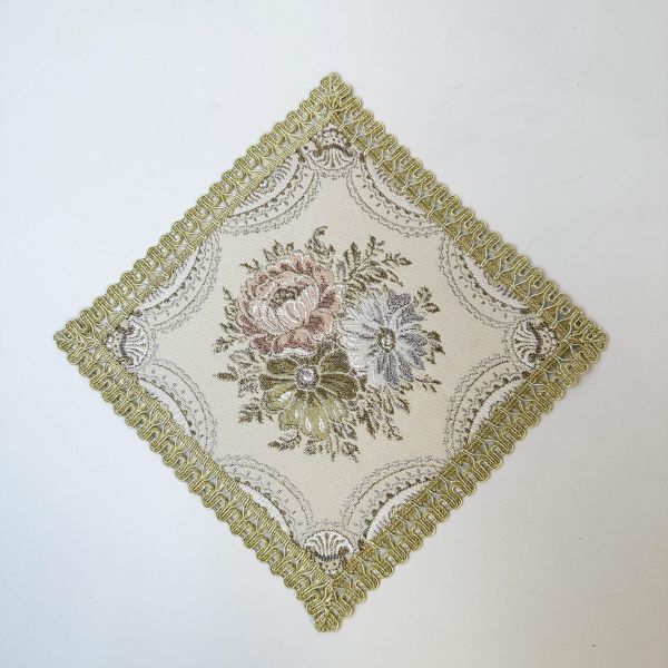 方形滾邊花朵桌墊 