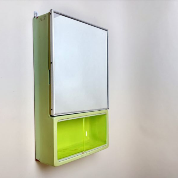 綠色壁掛式儲物鏡櫃 