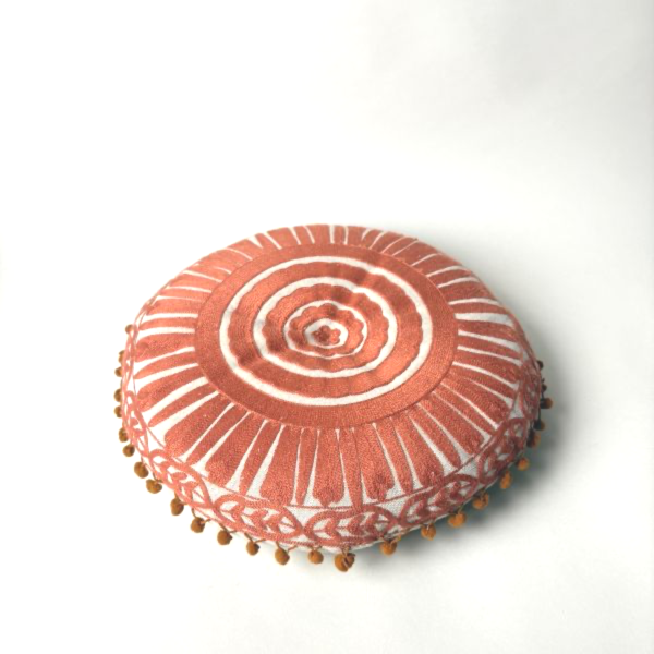 橘紅刺繡圓形毛球抱枕 