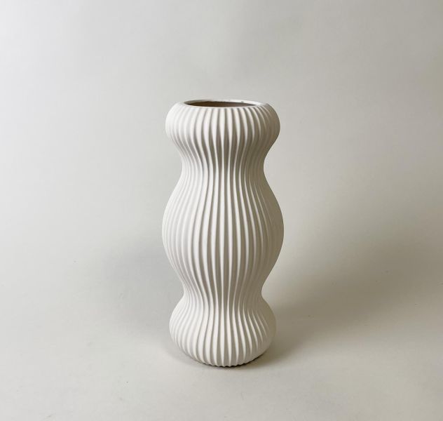 白色陶瓷線條曲線花器 