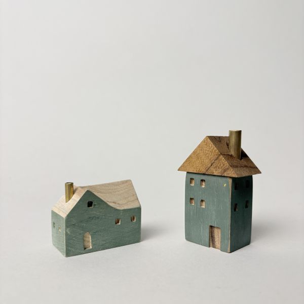 綠色柚木黃銅煙囪小房子 