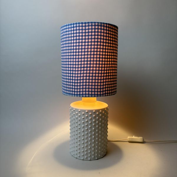 藍色格子布罩桌燈 