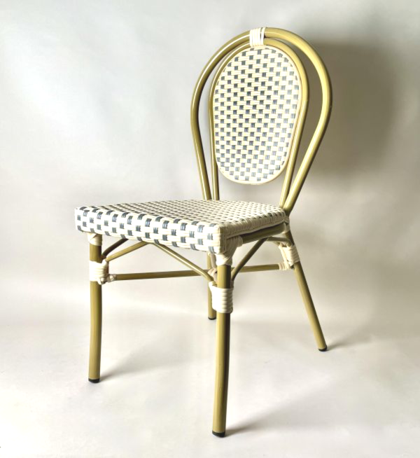 C 棕色藤製戶外椅 