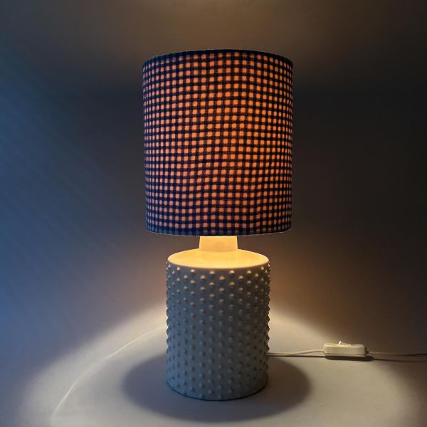 藍色格子布罩桌燈 