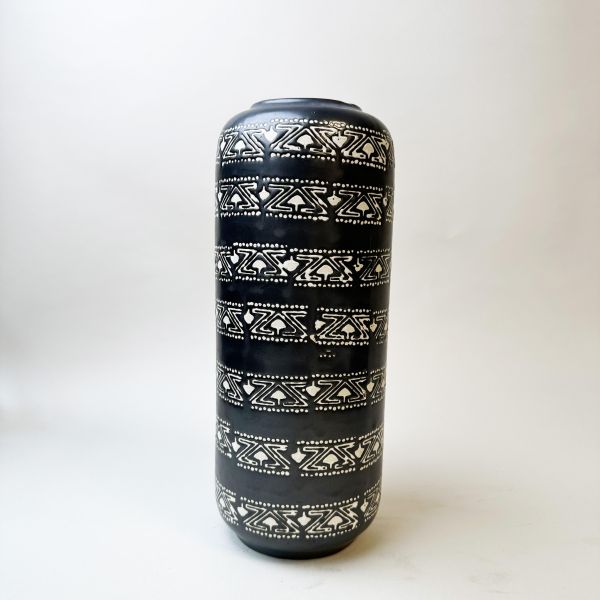 黑色花紋花瓶 