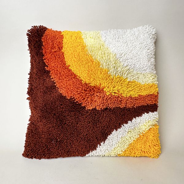 毛線繡普普風抱枕 