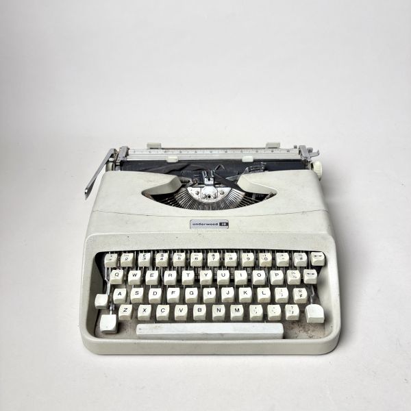 早期米白色金屬打字機 