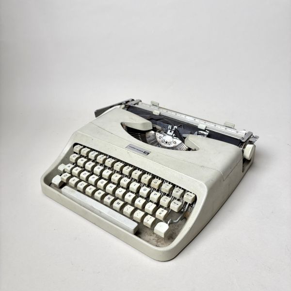 早期米白色金屬打字機 