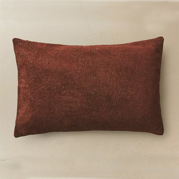 暗紅壓紋靠枕 