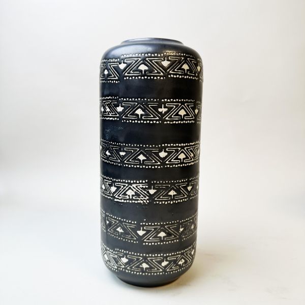 黑色花紋花瓶 