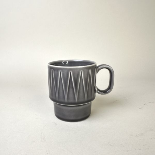 灰色陶瓷咖啡杯 