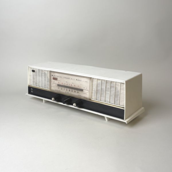 白色古董收音機 