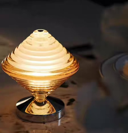 圓錐形玻璃充電桌燈 