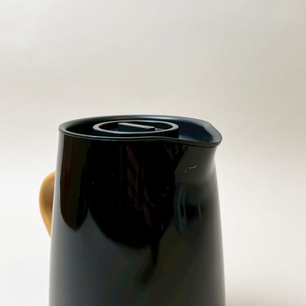 木柄黑色保溫壺 