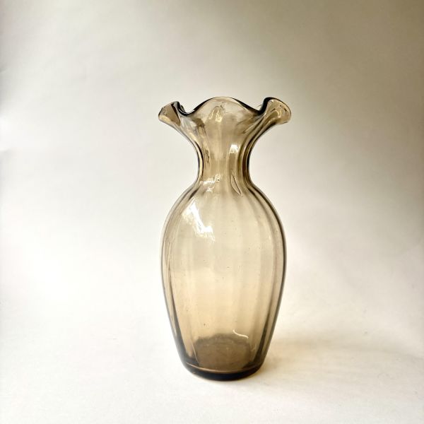 棕色波浪摺邊玻璃花瓶 