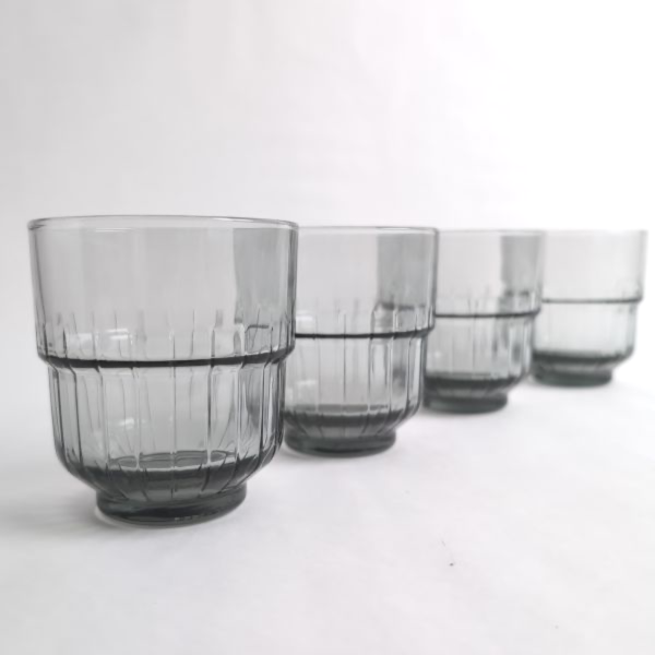 灰色玻璃水杯 